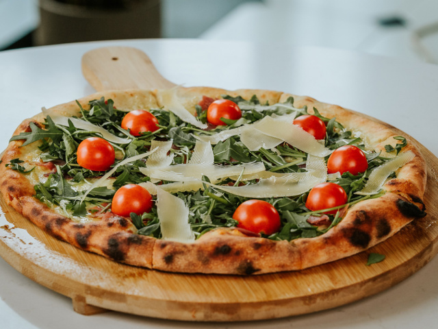 Pizza-sa-rukolom-i-paradajzom Casa de Baget pizza